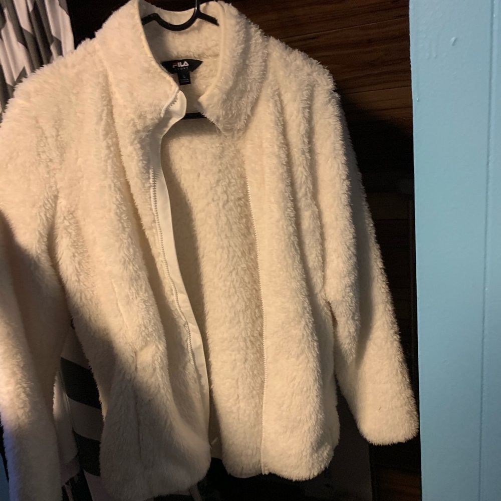 Hi everyone I am selling a white fleece jacket
